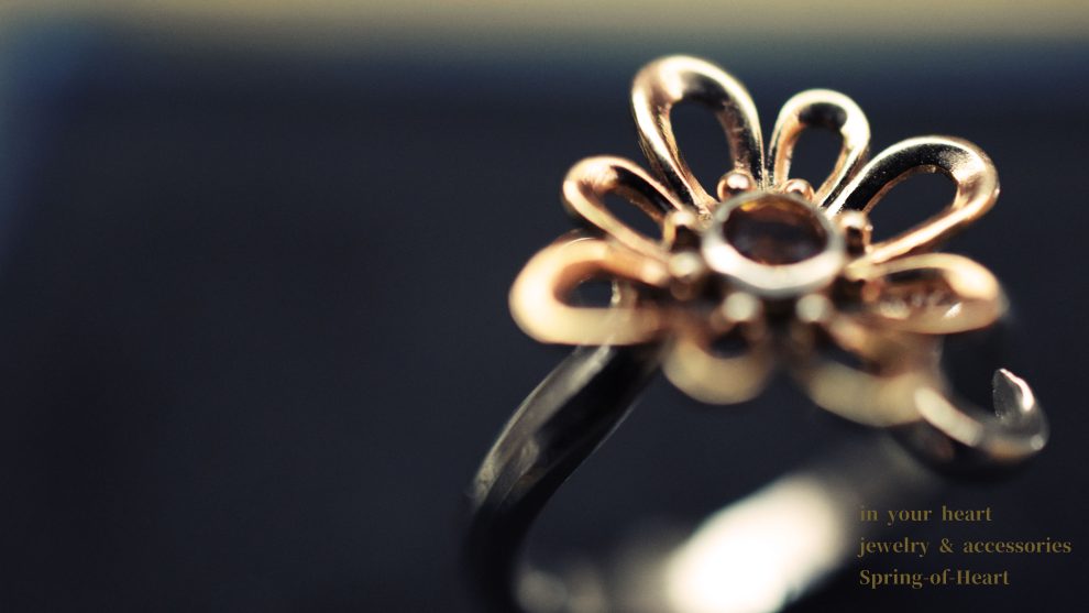 月夜に咲く花、朝陽に染まる花